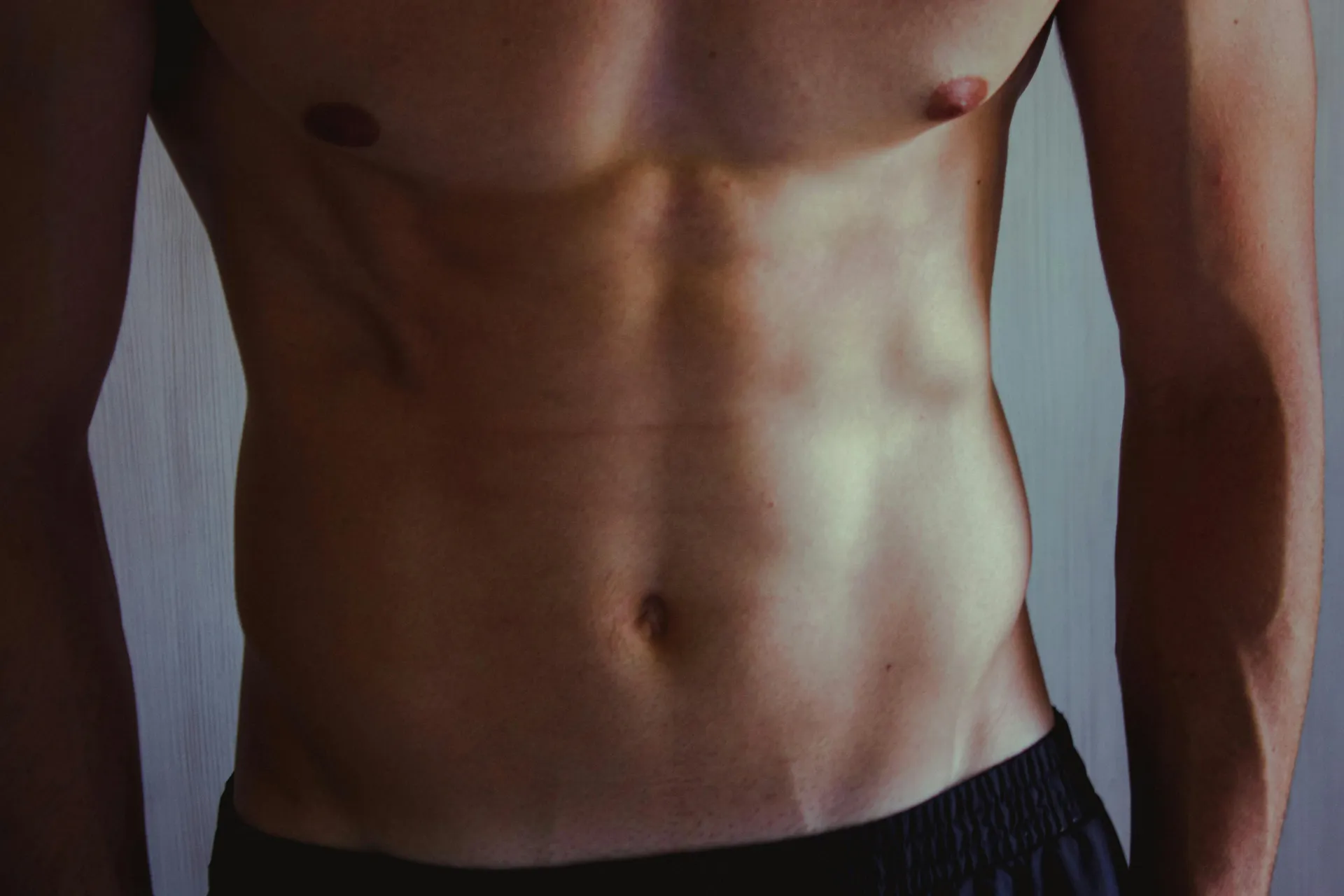 Мужская стрижка кроп - вид сбоку